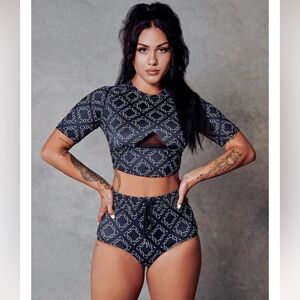 NWT CXIX statement crop T cute!